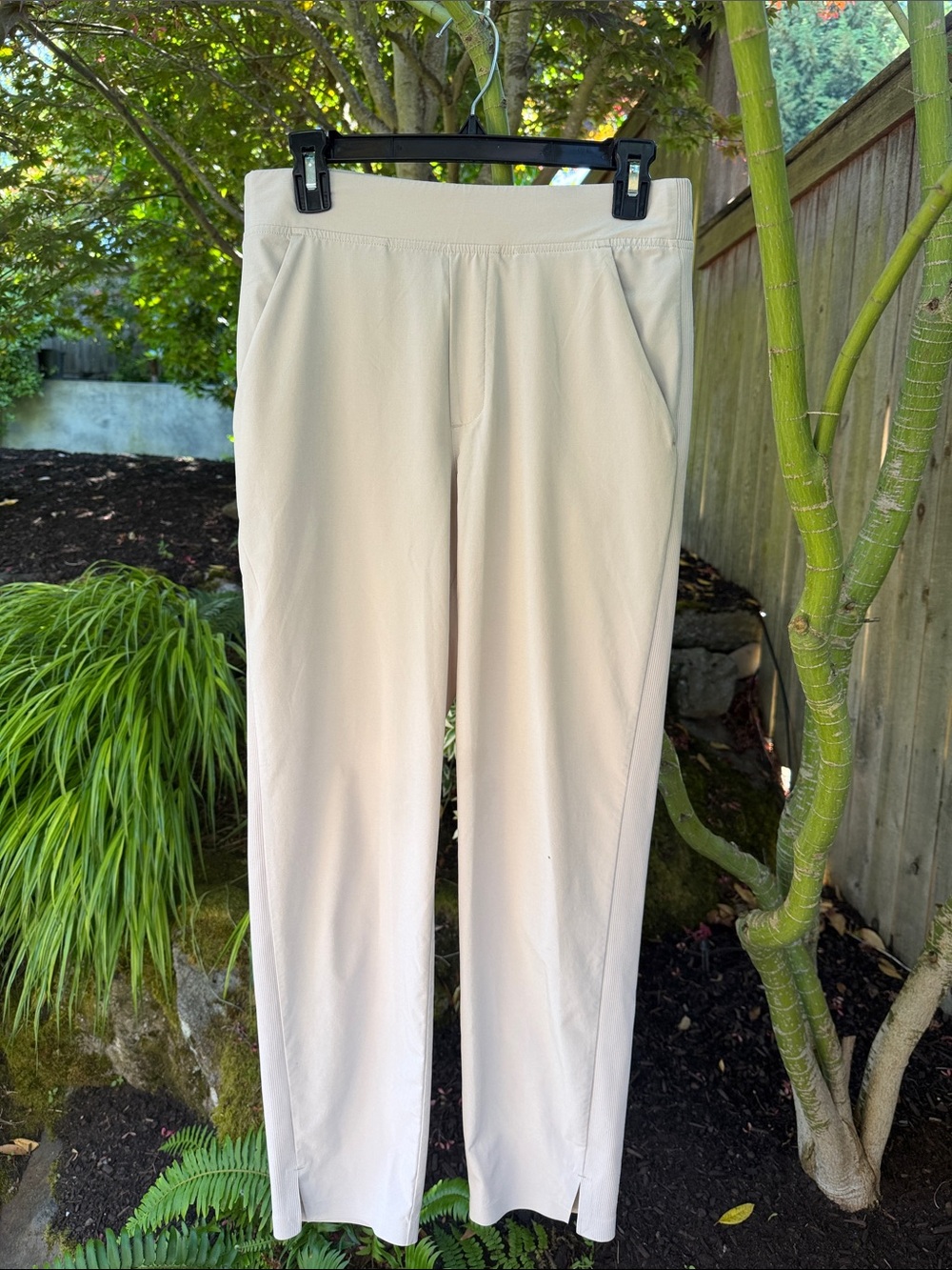 Everybody’s favorite Athleta Brooklyn — Light Beige Women’s 6